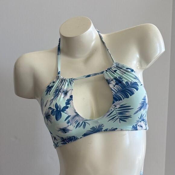 Frankies Bikinis Koa Keyhole Crochet Bikini Top - Hawaiian Mist - Small - NWT